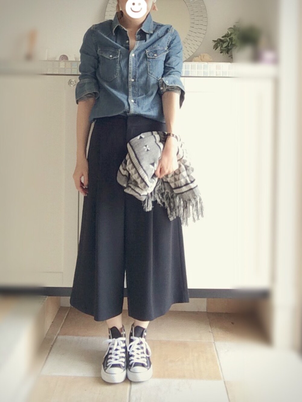 「大人カジュアル、シャツスタイル、シンプルコーデ、秋服、ガウチョパンツ、ハイカットスニーカー、デニムシャツ、ラフ、ワイドパンツ、オトナカジュアル」｜「Nobleのデニムシャツ（シャツ/ブラウス、ブルー系）」を使った、miiimさん（レディース・159cm）の秋コーディネートの1枚目の写真