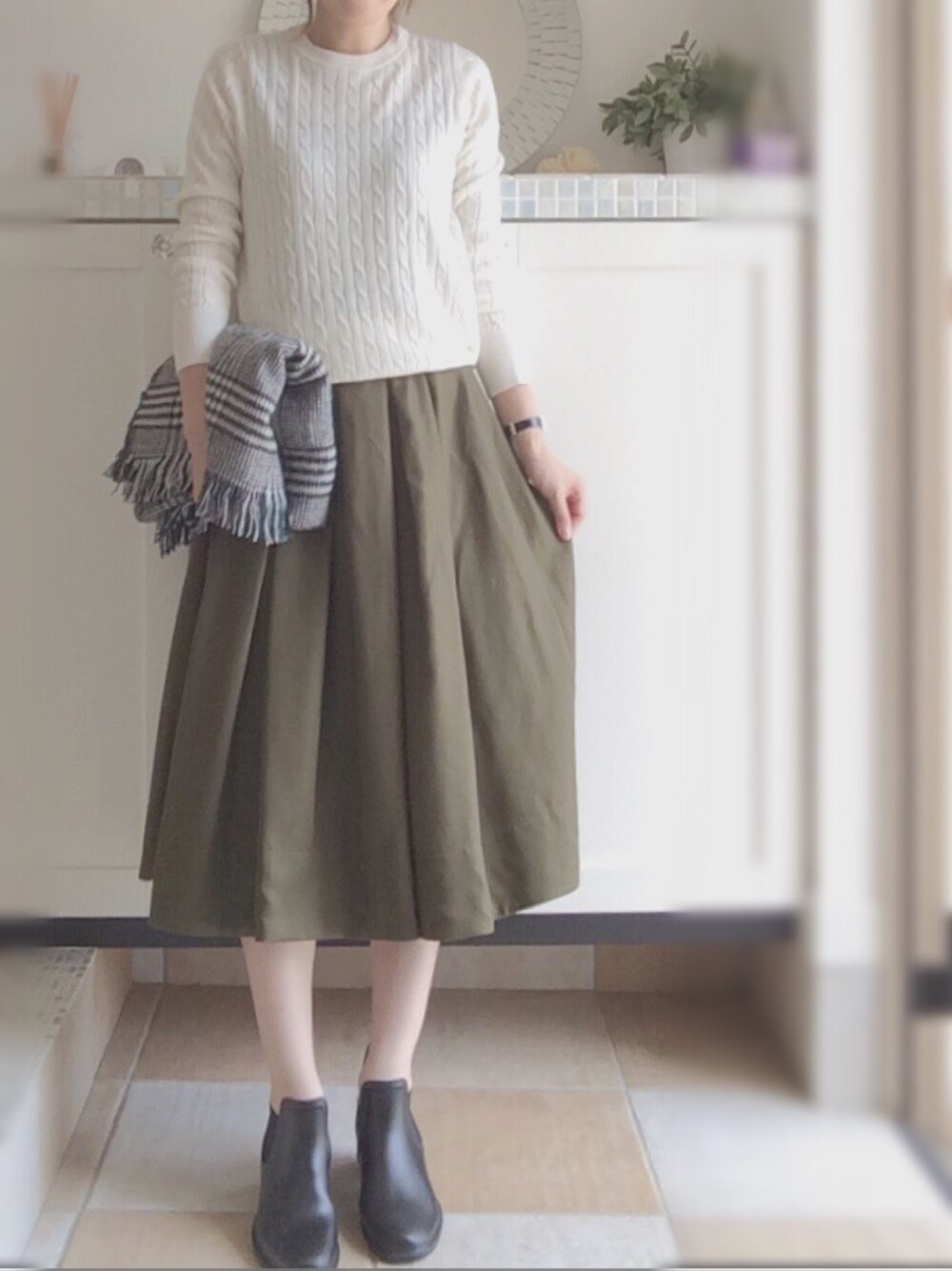 miiimさんの「WOMEN コットンカシミヤケーブルクルーネックセーター（長袖）（UNIQLO）」を使ったコーディネートの1枚目の写真