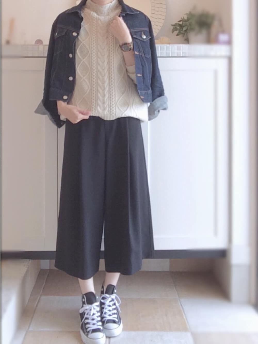 「寒い、ケーブルニット、デニム、ワイドパンツ、ガウチョパンツ、ハイカットスニーカー、カジュアルコーデ、ハイネック、ボトルネック、ホワイト」｜「ivory courtのアランケーブル ボトルネックプルオーバー◆（ニット/セーター、ホワイト系）」を使った、miiimさん（レディース・159cm）の秋コーディネートの1枚目の写真