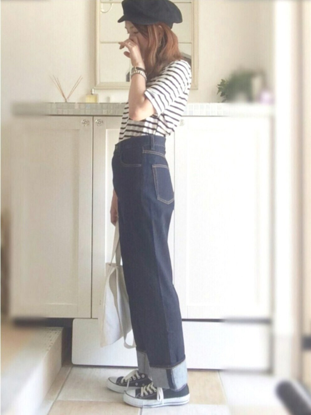 ブラック系のTシャツ/カットソー、ブルー系のデニムパンツ、ホワイト系のトートバッグを着用したレディースの秋コーディネートの1枚目の写真