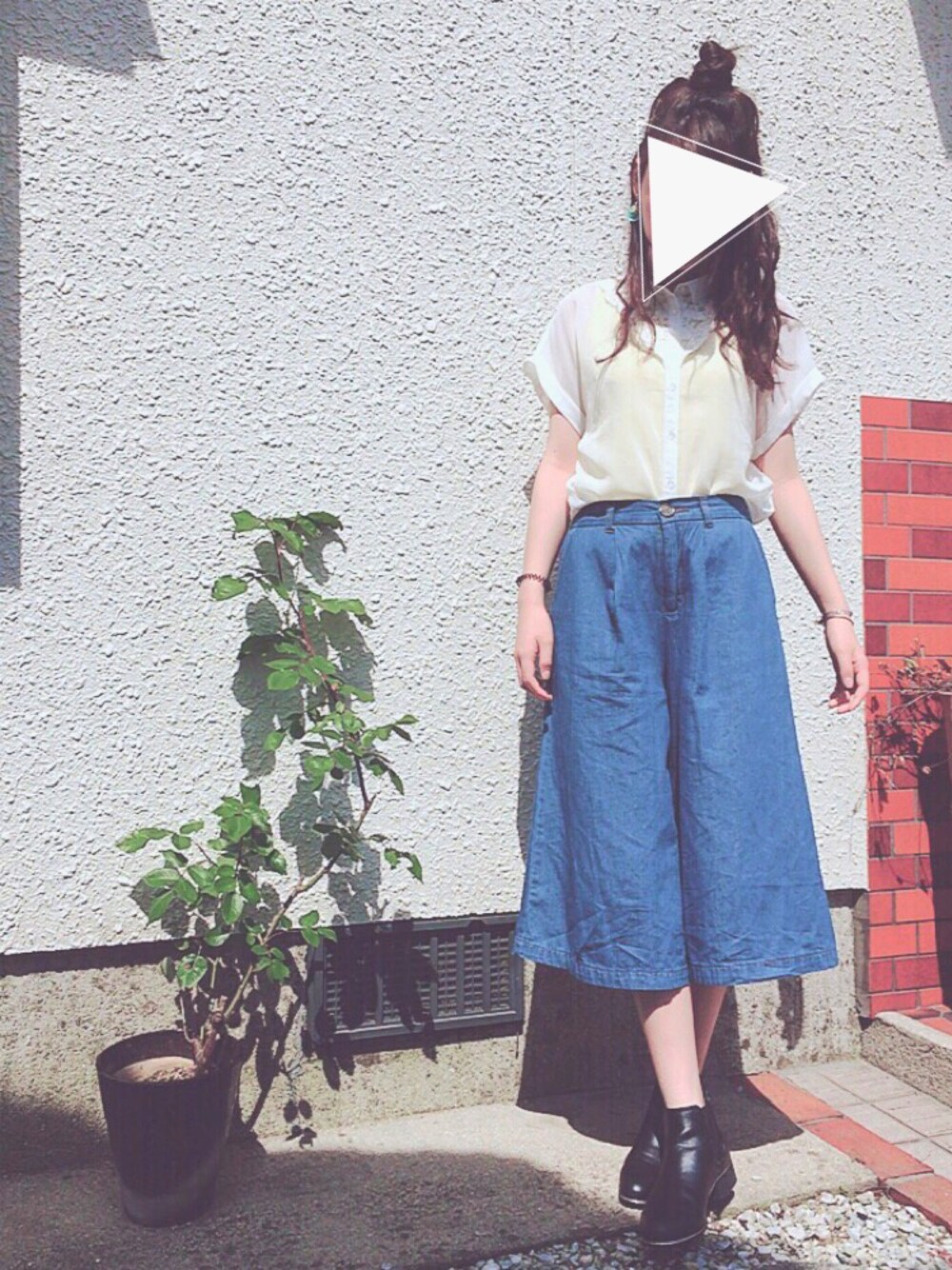 「シースルートップス、デニムガウチョパンツ、白」｜「earth music&ecologyのアイテム（シャツ/ブラウス、ホワイト系）」を使った、minoriさん（レディース・168cm）の春コーディネートの1枚目の写真