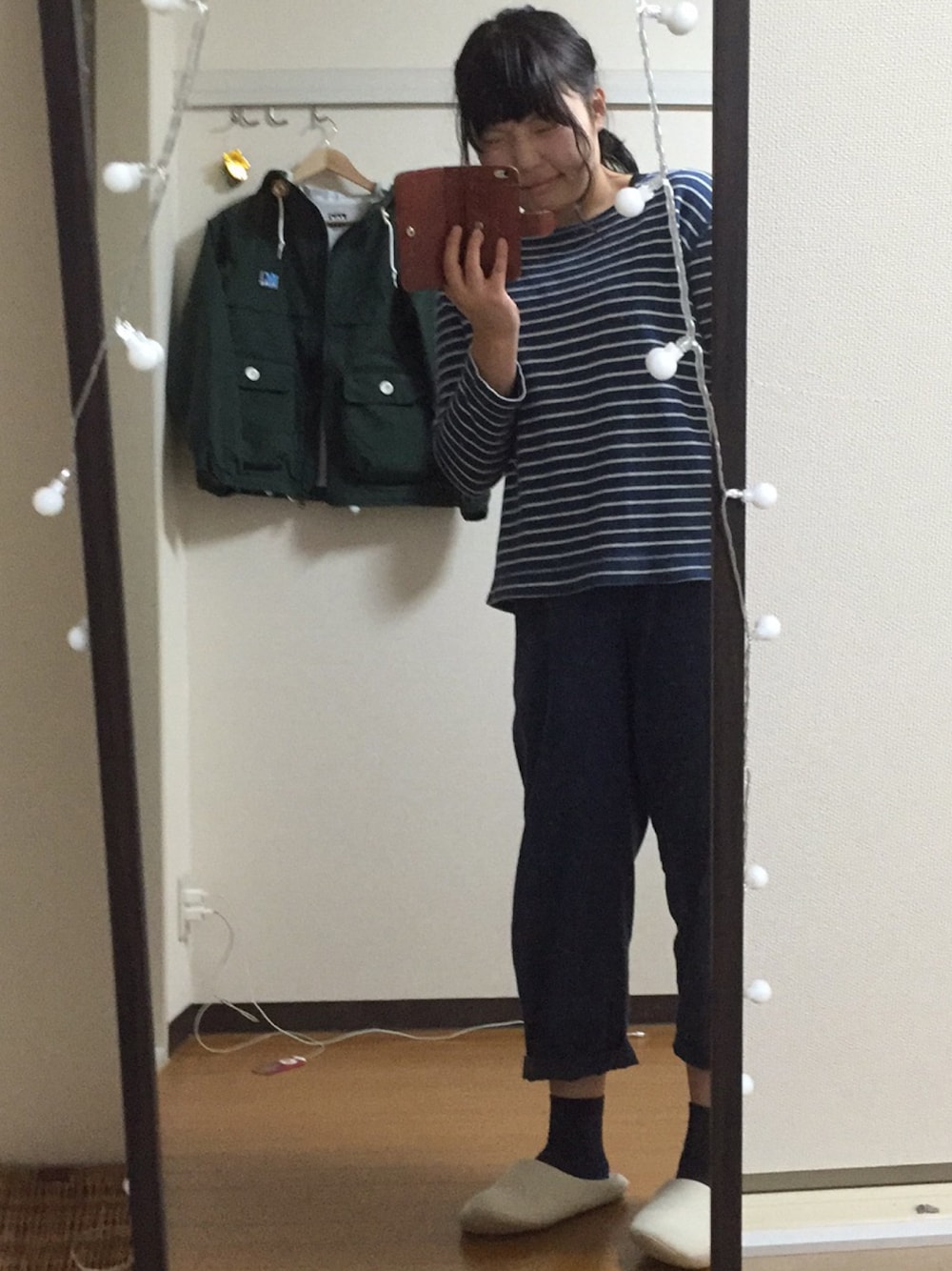ブルー系のTシャツ/カットソー、ブルー系のその他パンツ、グリーン系のマウンテンパーカーを着用したレディースの冬コーディネートの1枚目の写真