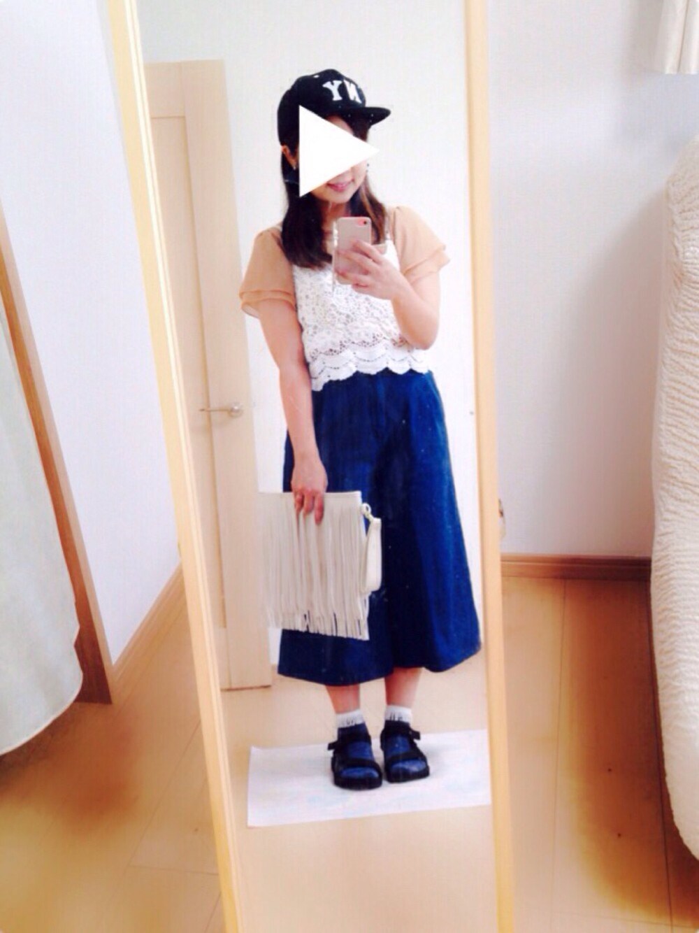 ブルー系のデニムパンツ、ブラウン系のTシャツ/カットソー、ホワイト系のキャミソールを着用したレディースの春コーディネートの1枚目の写真