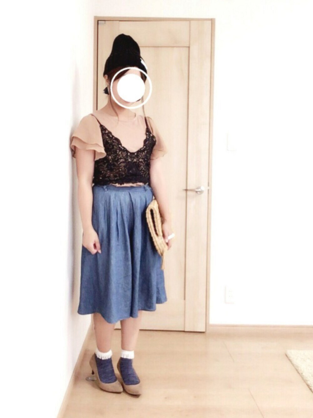 ブルー系のその他パンツ、ブラウン系のTシャツ/カットソー、ブラック系のキャミソールを着用したレディースの夏コーディネートの1枚目の写真