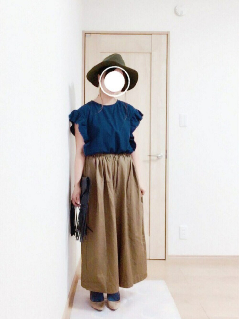 ブラウン系のその他パンツ、ブルー系のシャツ/ブラウス、ブラック系のバッグを着用したレディースの夏コーディネートの1枚目の写真