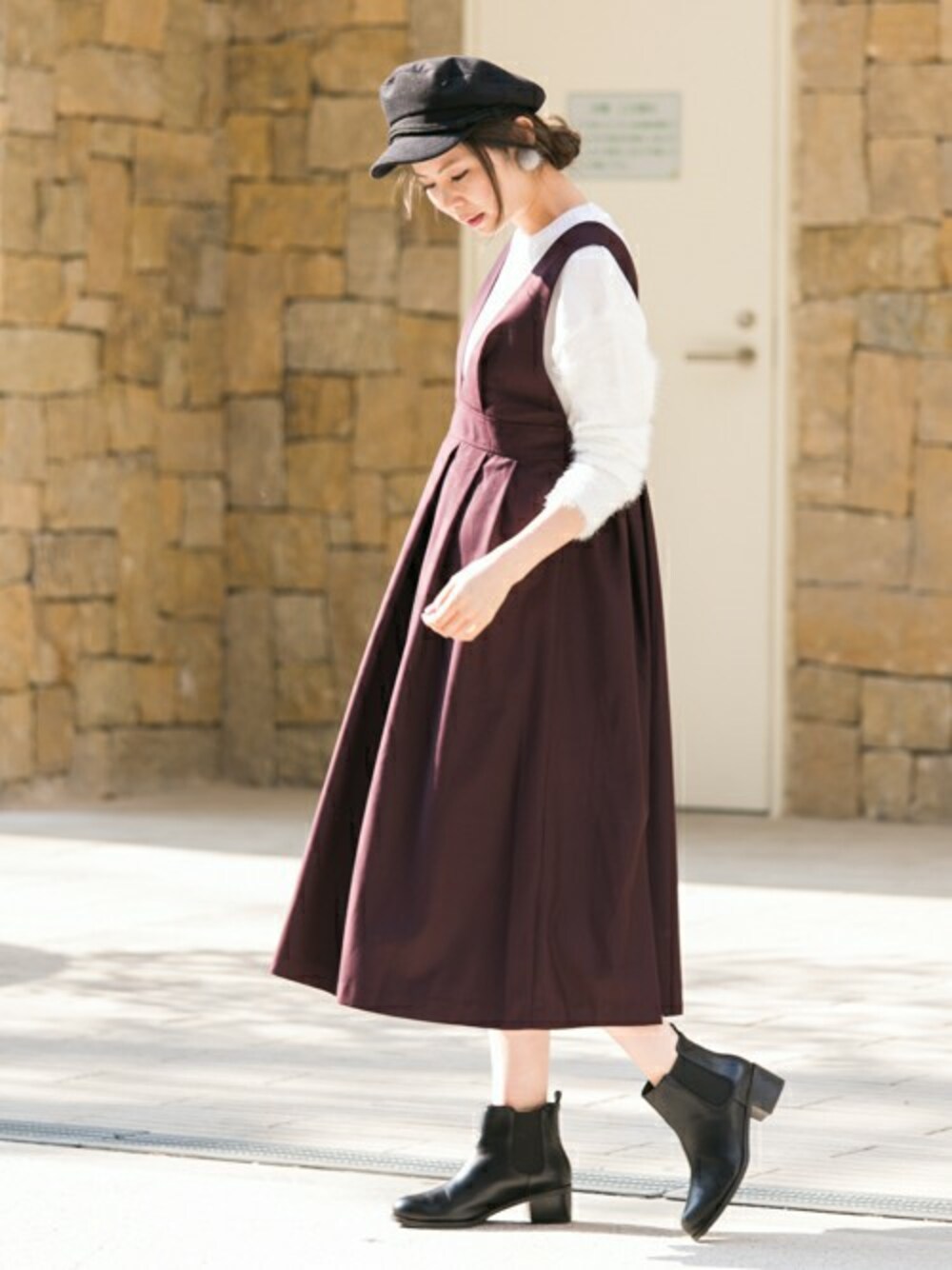 「フレアスカート、カジュアル、ショートブーツ、白ニット、winter、URBAN RESEARCH、マリンキャップ、オトナ女子、サニーレーベル」｜「URBAN RESEARCH Sonny LabelのSonny Label 袖シャギーニットプルオーバー（ニット/セーター、ホワイト系）」を使った、kurataniさん（レディース・165cm）の冬コーディネートの1枚目の写真