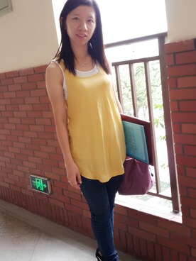 「VICKY（ビッキー）のアイテム（ニット/セーター、イエロー系）」を使った、Angelaさん（レディース・159cm）の夏コーディネート