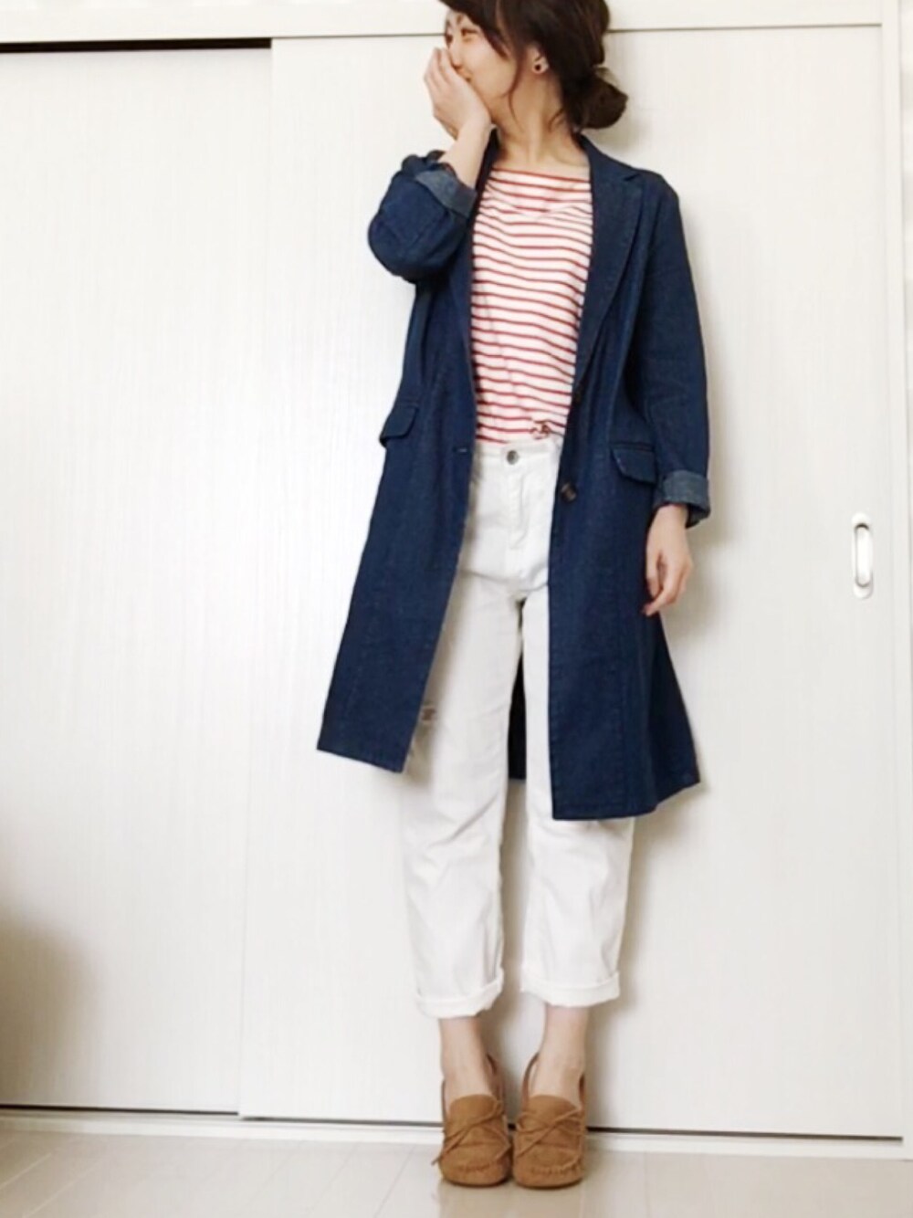 ホワイト系のデニムパンツ、イエロー系のモカシン/デッキシューズを着用したレディースの春コーディネートの1枚目の写真