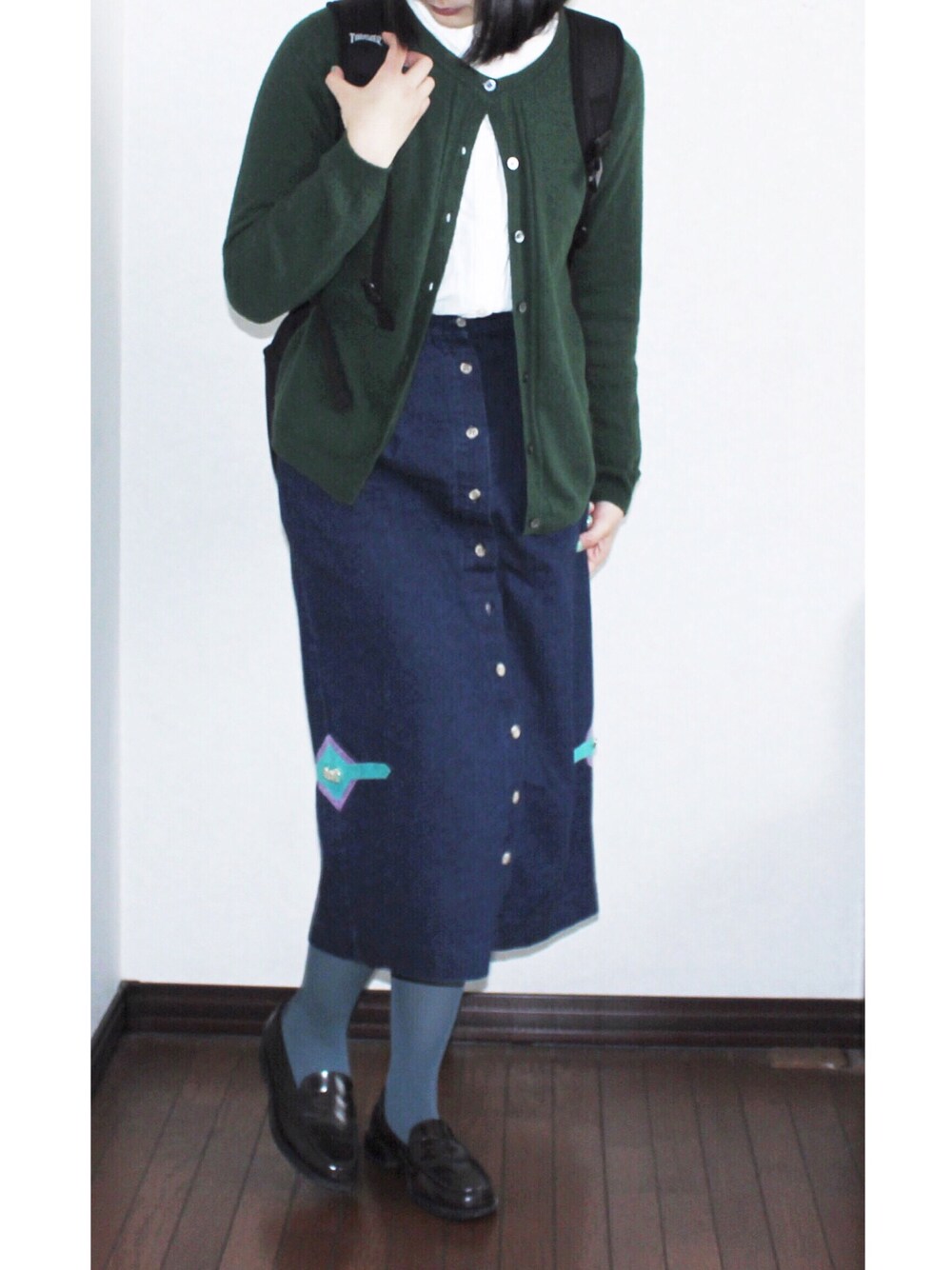 「spring、靴下屋、HARUTA」｜「VINTAGEのアイテム（デニムスカート、ブラック系）」を使った、shioriさん（レディース・165cm）の春コーディネートの1枚目の写真