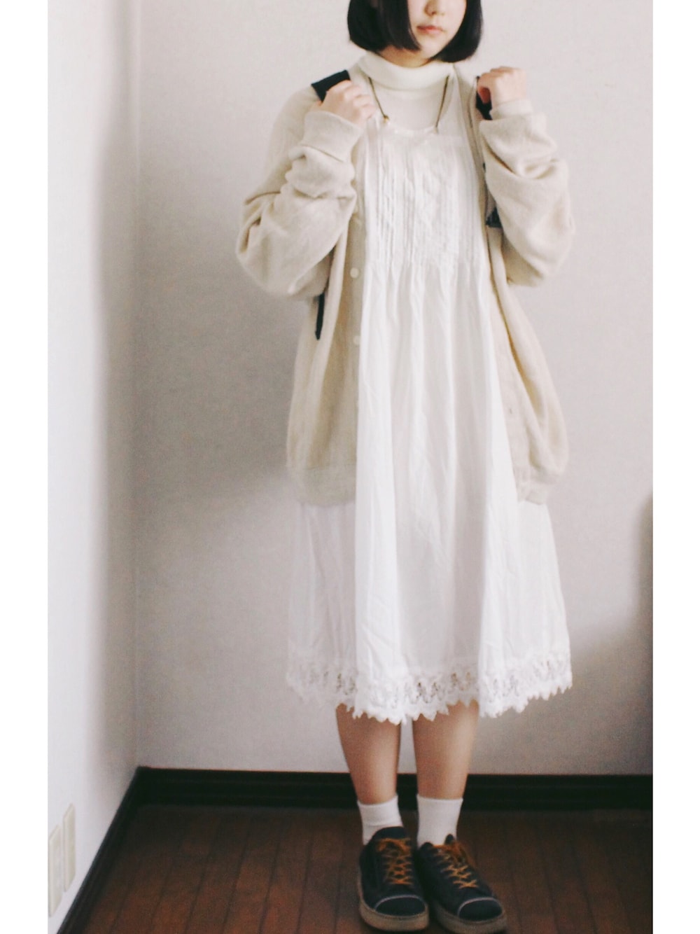 「白、THRASHER、ホワイトソックス」｜「alacrityのアイテム（ワンピース、ホワイト系）」を使った、shioriさん（レディース・165cm）の春コーディネートの1枚目の写真