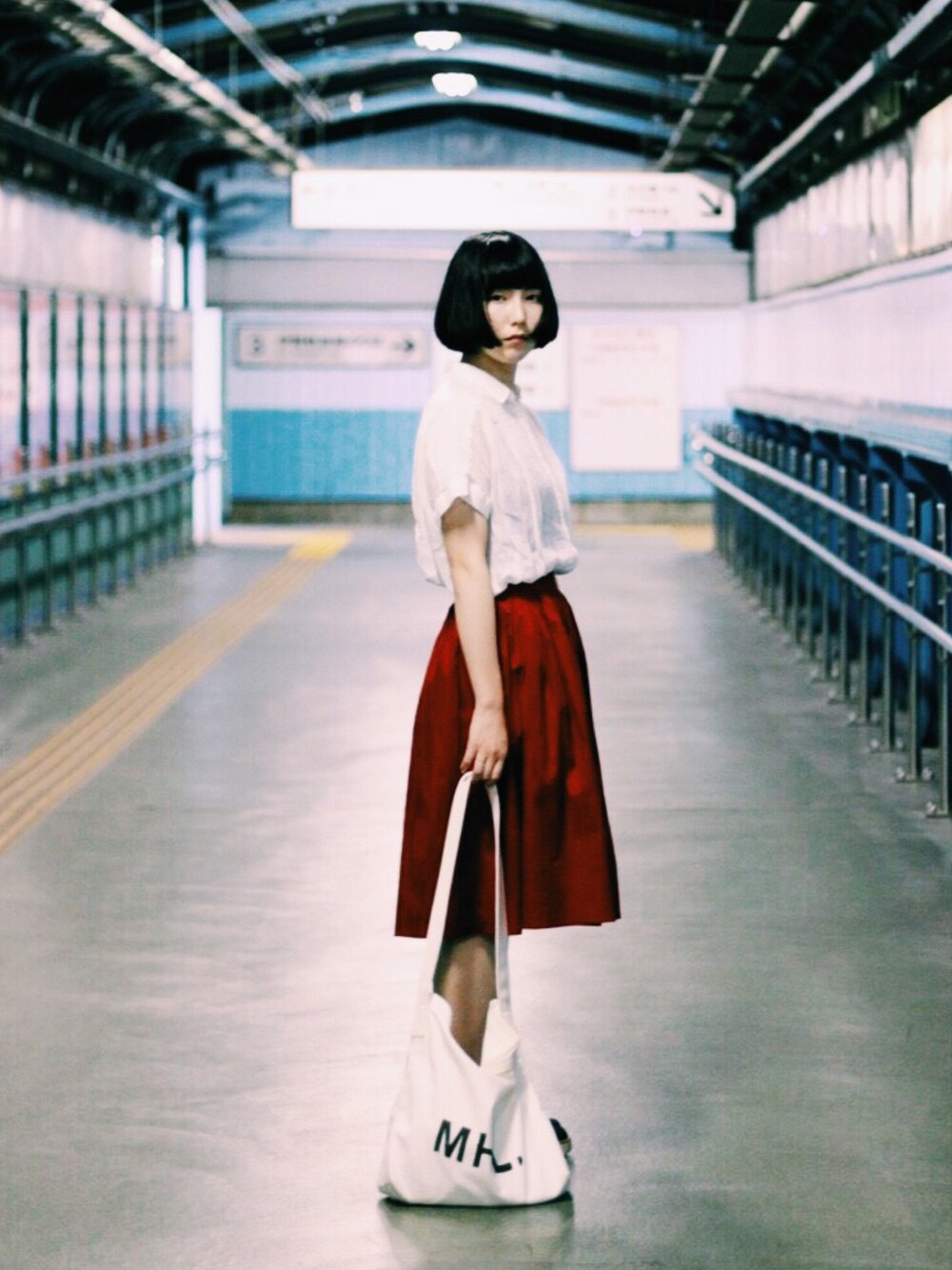 「MHL.、MARGARET HOWEEL、Crisp、studio clip、白シャツ、スカート、赤スカート」｜「studio CLIPの【studio CLIP】 ラミーギャザー半袖シャツ（シャツ/ブラウス、ホワイト系）」を使った、shioriさん（レディース・165cm）の夏コーディネートの1枚目の写真