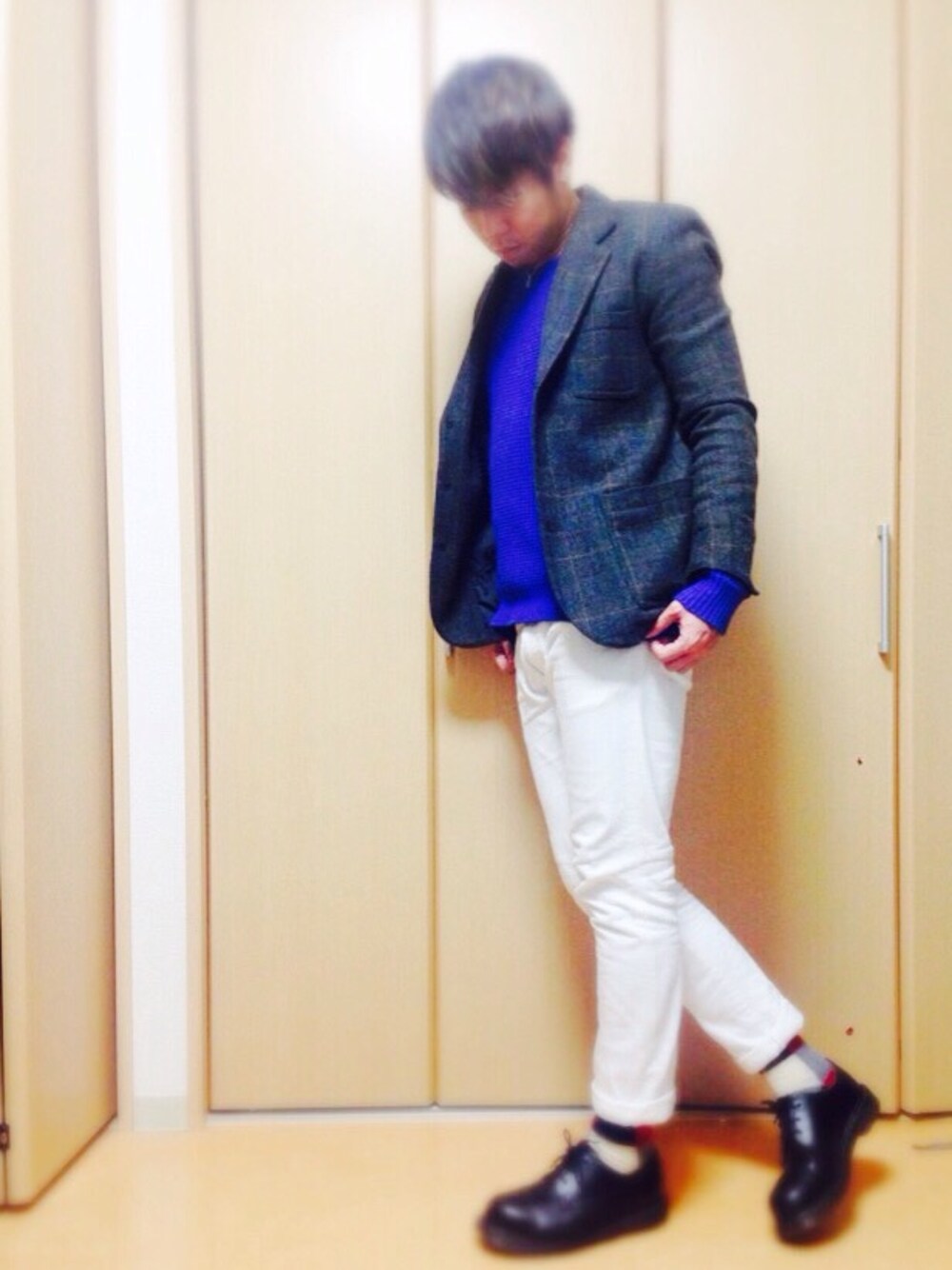 ブラック系のその他シューズ、ホワイト系のその他パンツ、グリーン系のテーラードジャケットを着用したメンズの冬コーディネートの1枚目の写真
