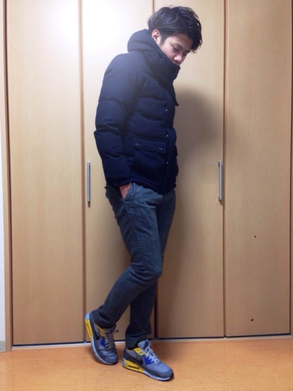 ブルー系のダウンジャケット/コート、グレー系のその他パンツ、グレー系のスニーカーを着用したメンズの冬コーディネートの1枚目の写真