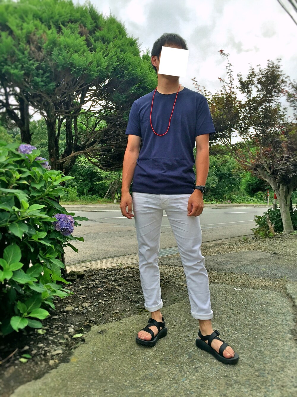 ブルー系のTシャツ/カットソー、ホワイト系のデニムパンツ、ブラック系のサンダルを着用したメンズの夏コーディネートの1枚目の写真