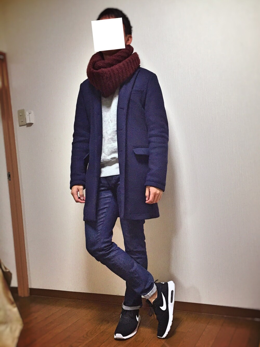 ブルー系のチェスターコート、グレー系のスウェット、ブルー系のデニムパンツを着用したメンズの冬コーディネートの1枚目の写真