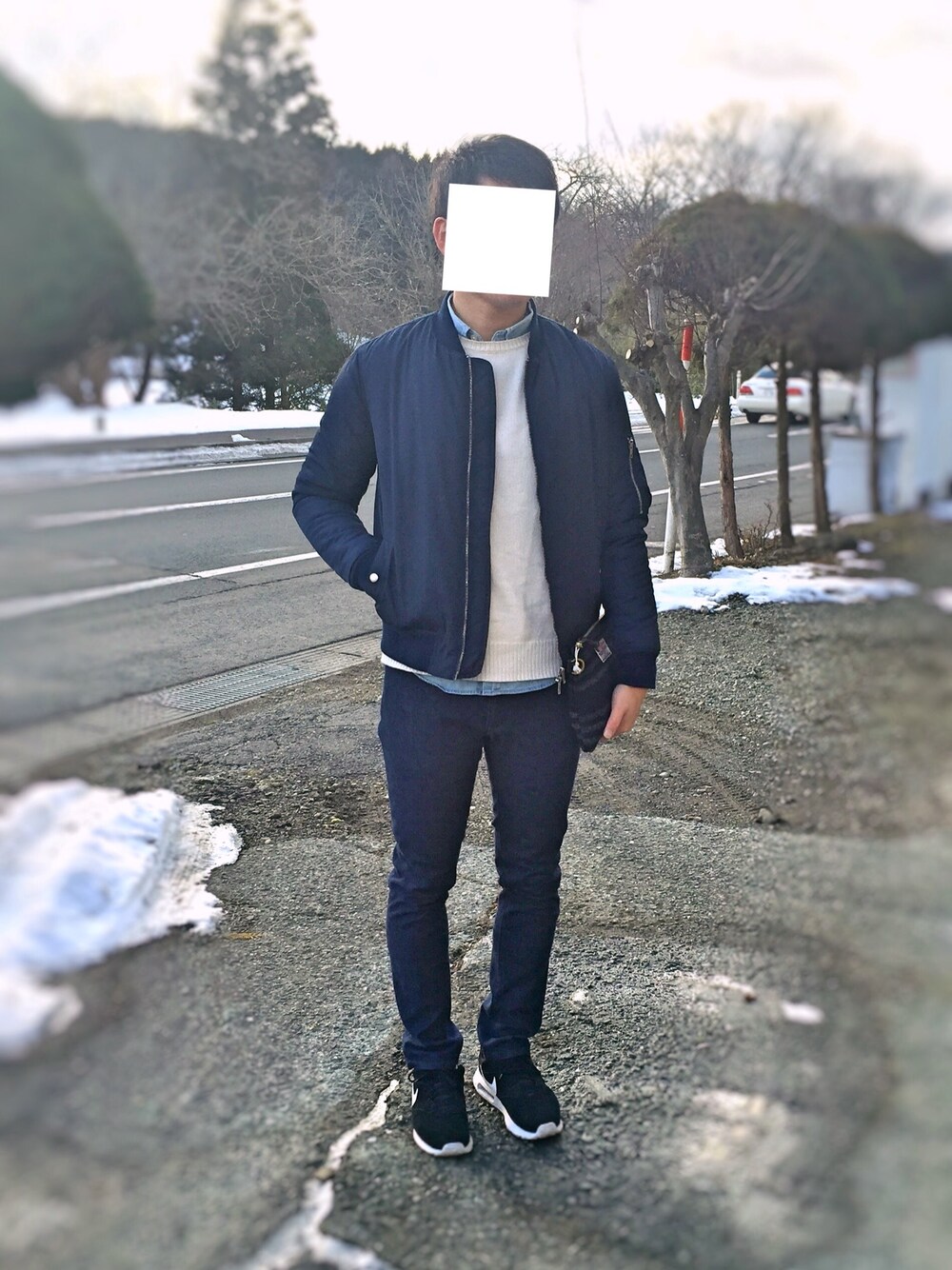 ホワイト系のニット/セーター、ブルー系のシャツ/ブラウス、ブルー系のデニムパンツを着用したメンズの冬コーディネートの1枚目の写真