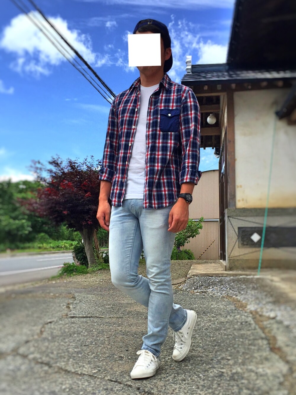 ブルー系のシャツ/ブラウス、ホワイト系のTシャツ/カットソー、ブルー系のデニムパンツを着用したメンズの夏コーディネートの1枚目の写真