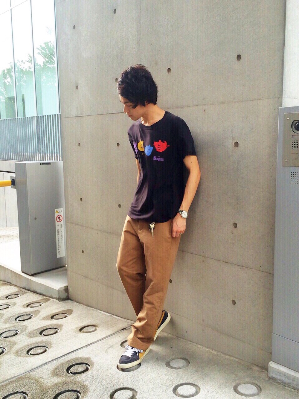 ブラック系のTシャツ/カットソー、ベージュ系のチノパンツ、ブルー系のスニーカーを着用したメンズの夏コーディネートの1枚目の写真