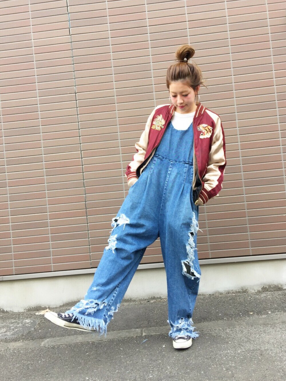 「カジュアル、春コーデ、ラクチンコーデ、休日スタイル、little sunny bite、スカジャン、おだんごヘアー、converse、デニム、Daniel Wellington」｜「Little sunny biteのアイテム（サロペット/オーバーオール、ブルー系）」を使った、MAYA SAKAIさん（レディース・162cm）の春コーディネートの1枚目の写真