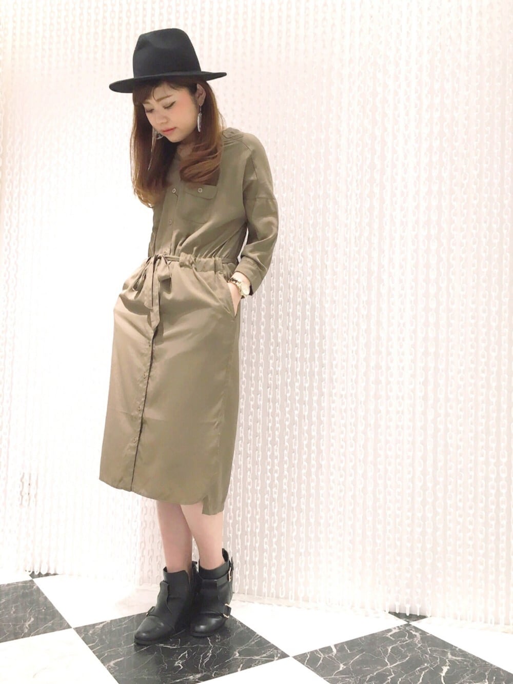 ベージュ系のその他アウター、ブラック系のハットを着用したレディースの夏コーディネートの1枚目の写真
