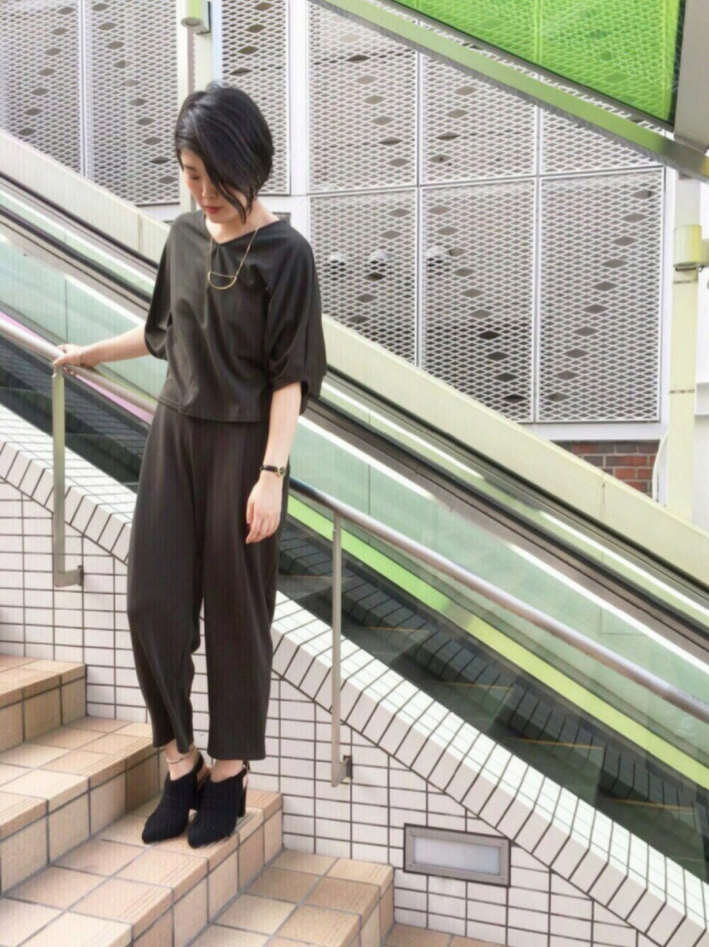 ブラック系のブーティ、グリーン系のTシャツ/カットソー、グリーン系のその他パンツを着用したレディースの夏コーディネートの1枚目の写真