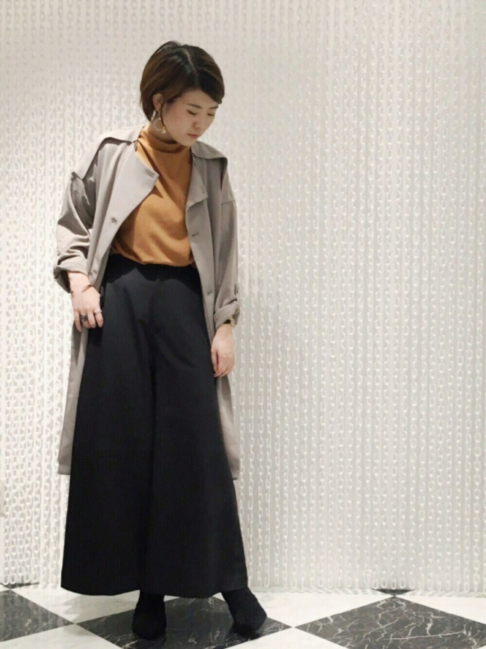 ベージュ系のその他アウター、イエロー系のTシャツ/カットソー、ブラック系のその他パンツを着用したレディースの秋コーディネートの1枚目の写真