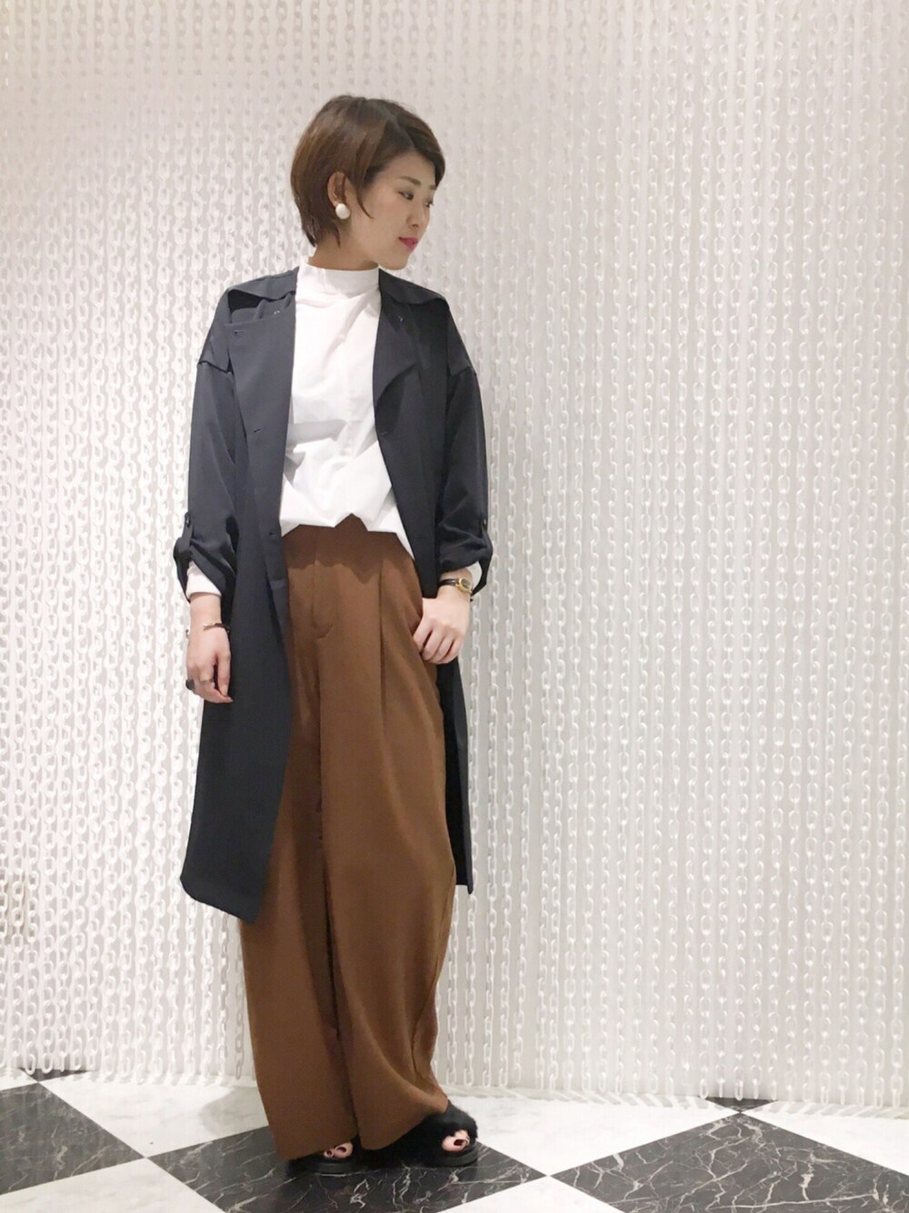 グレー系のその他アウター、ホワイト系のシャツ/ブラウス、ブラウン系のその他パンツを着用したレディースの秋コーディネートの1枚目の写真