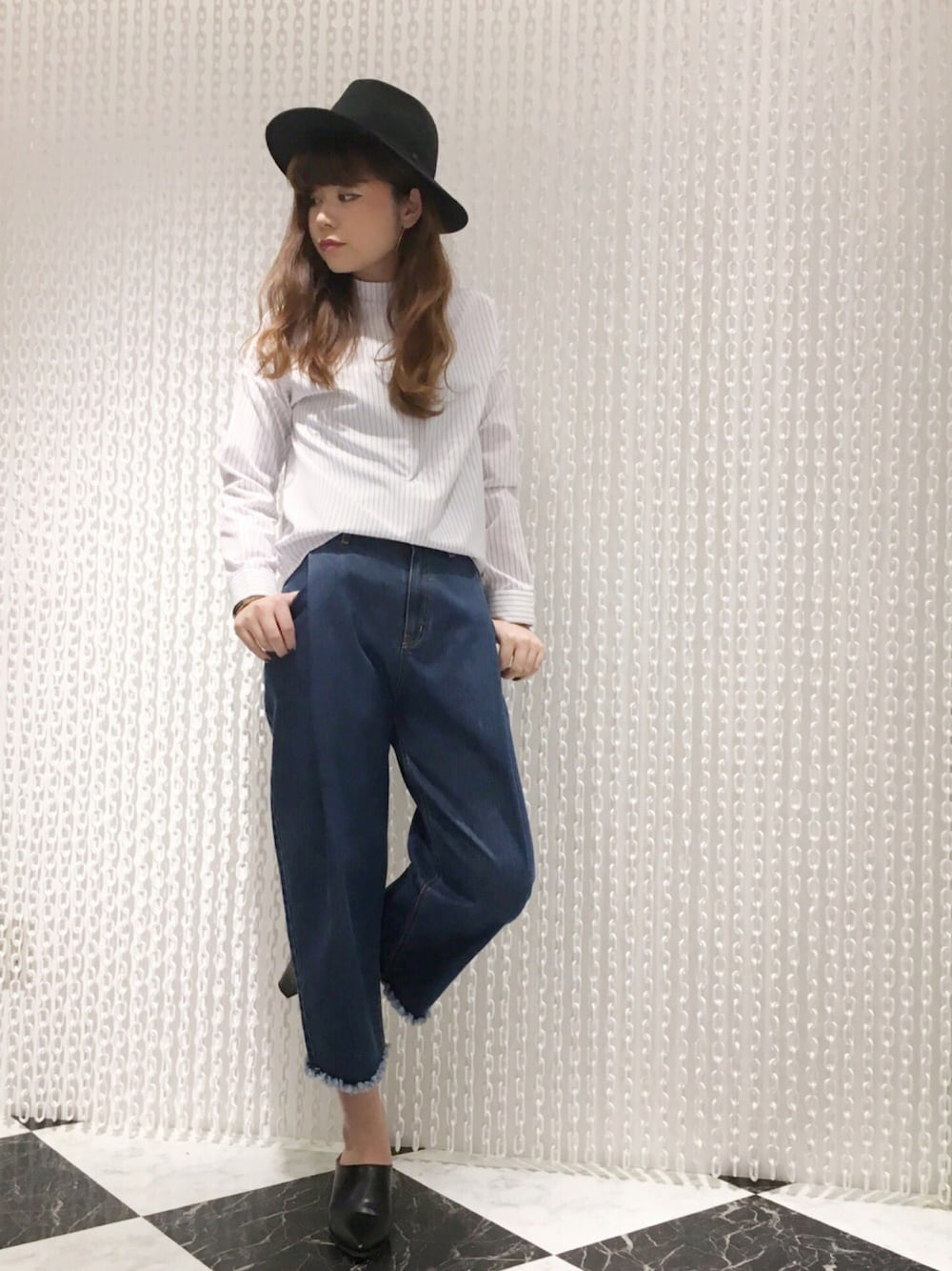 その他のシャツ/ブラウス、ブルー系のデニムパンツを着用したレディースの秋コーディネートの1枚目の写真