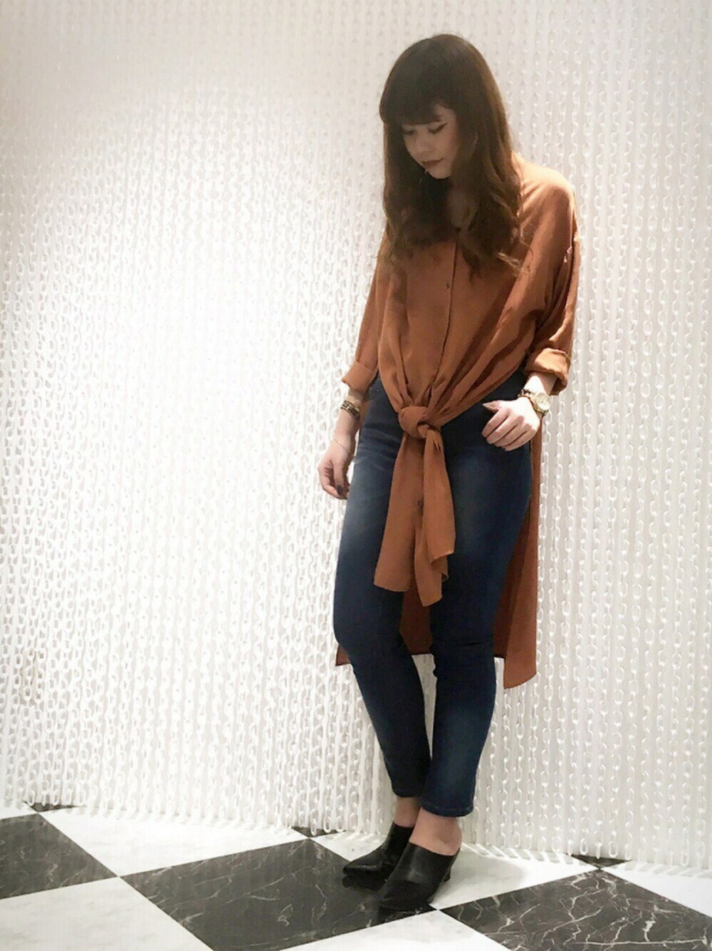 イエロー系のシャツ/ブラウス、ブルー系のデニムパンツ、ブラック系のシューズを着用したレディースの秋コーディネートの1枚目の写真