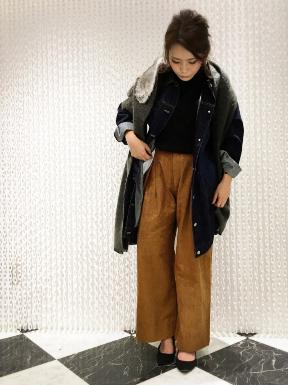 ブルー系のデニムジャケット、イエロー系のその他パンツ、ブラック系のニット/セーターを着用したレディースの秋コーディネートの1枚目の写真