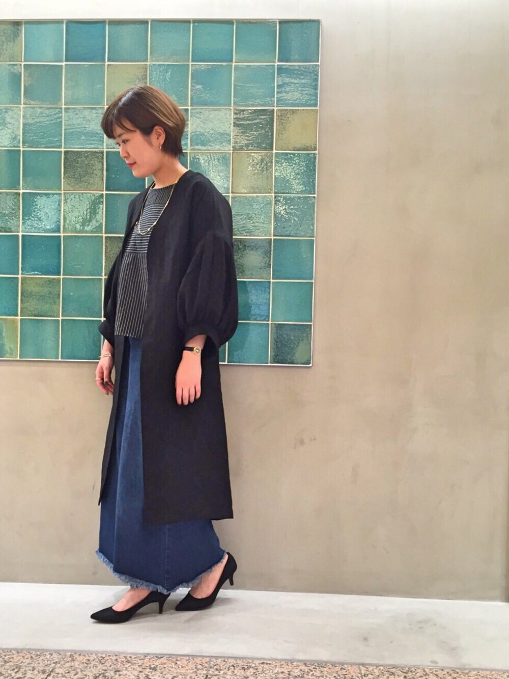 「OSMOSIS、オトナカジュアル、休日スタイル、きれいめカジュアル、ボリューム袖、ロングコート、秋コーデ、ワイドパンツ、denim、フリンジデニム」｜「OSMOSISのボリュームスリーブコート（その他アウター、ブラック系）」を使った、OSMOSIS天王寺ミオ店さん（レディース・163cm）の秋コーディネートの1枚目の写真