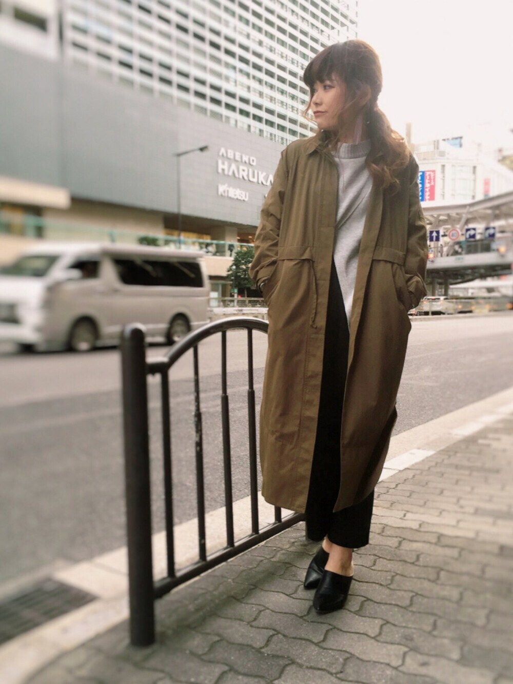 「大人カジュアル、ミニタリー、OSMOSIS、オズモーシス、ニット、アシンメトリー、２ＷＡＹ、コート、GU、カーキ」｜「OSMOSISのミリタリーコート（ステンカラーコート、グリーン系）」を使った、OSMOSIS天王寺ミオ店さん（レディース・167cm）の秋コーディネートの1枚目の写真