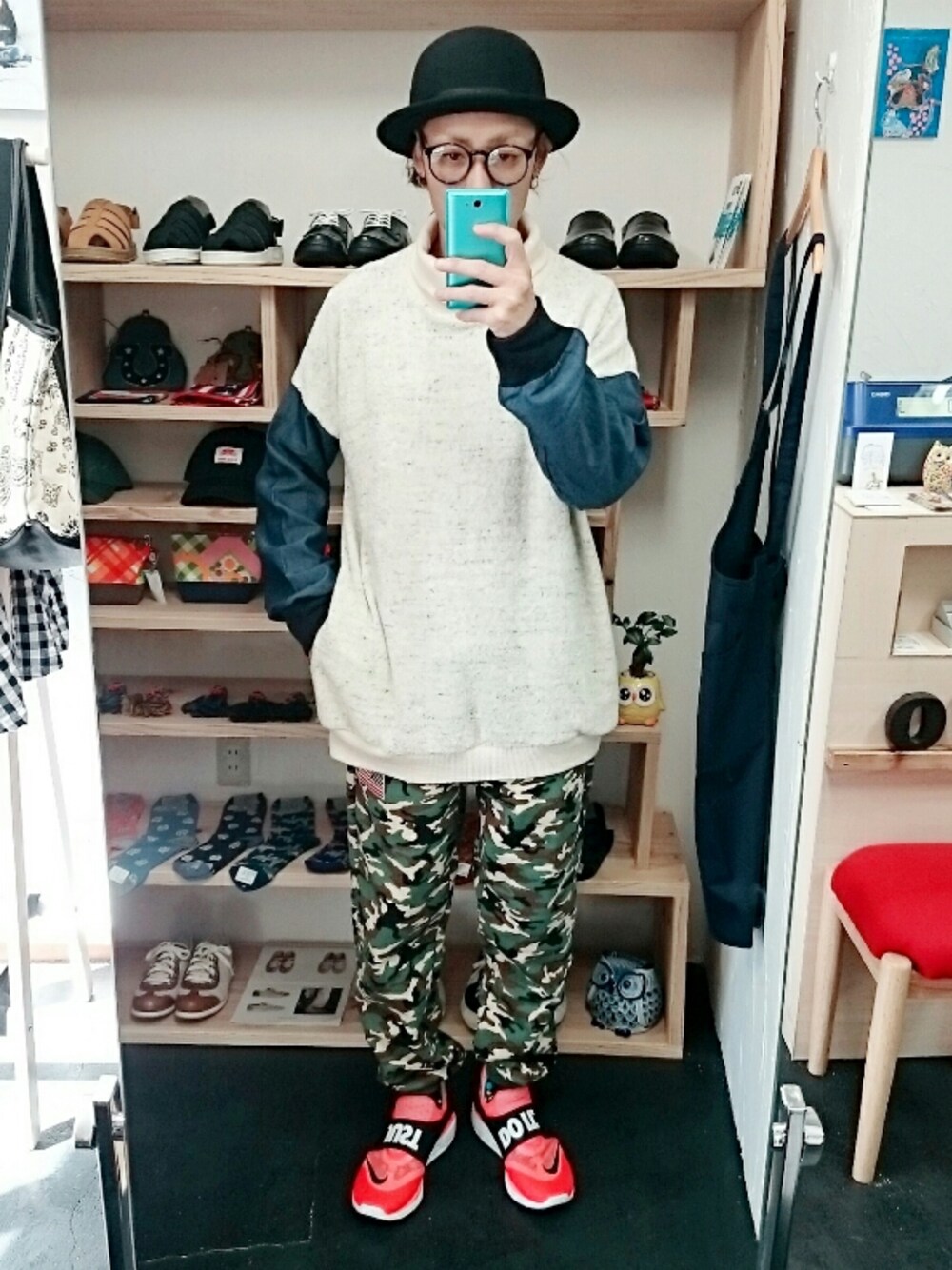 その他のスニーカー、その他のその他パンツ、その他のその他トップスを着用したメンズの秋コーディネートの1枚目の写真