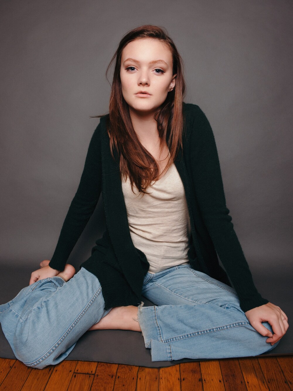「denim、ootd、outfit、jeans、sweater、fall、Cute、casual、streetstyle」｜「FREE PEOPLEのアイテム（デニムパンツ、ブルー系）」を使った、Faye さん（レディース・170cm）の秋コーディネートの1枚目の写真
