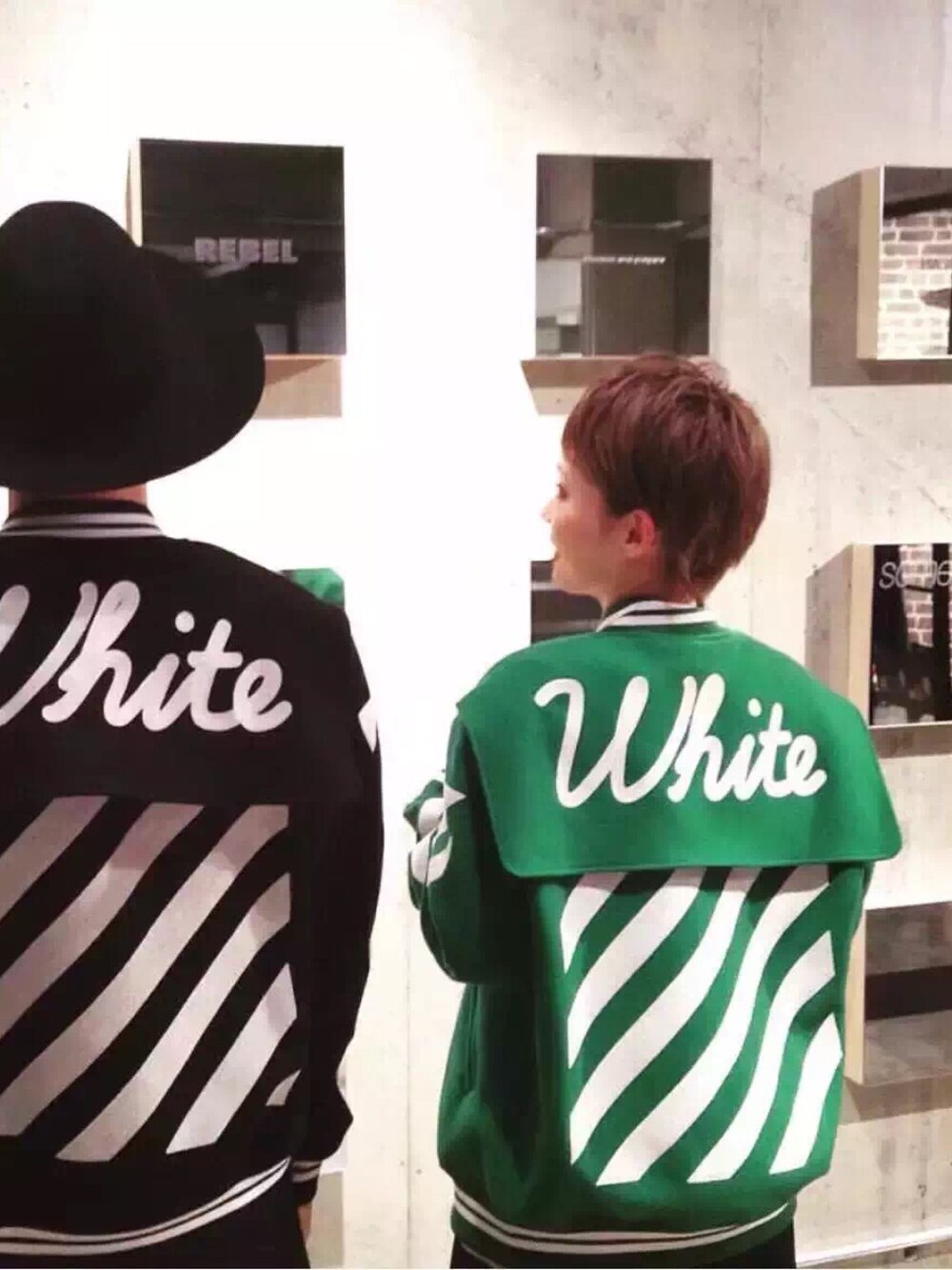 「off white」｜「off whiteのアイテム（ダウンジャケット/コート、グリーン系）」を使った、刘小Yさん（レディース・168cm）の秋コーディネートの1枚目の写真
