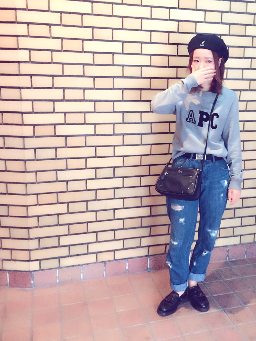 「APC、スウェット、シンプル、秋のコーデ、Dr.Martens、デニム、KANGOL、カジュアル、グレー、冬」｜「KANGOLのKangol WOOL 504（ハンチング/ベレー帽、ブラック系）」を使った、nachiさん（レディース・154cm）の秋コーディネートの1枚目の写真