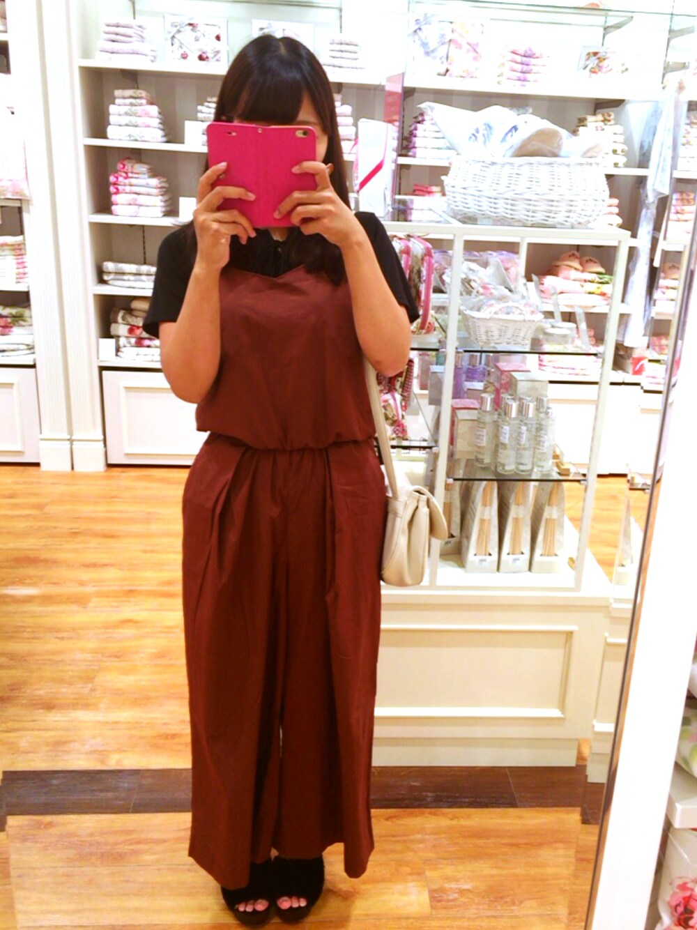 ブラック系のTシャツ/カットソー、その他のサロペット/オーバーオール、ブラック系のサンダルを着用したレディースの夏コーディネートの1枚目の写真