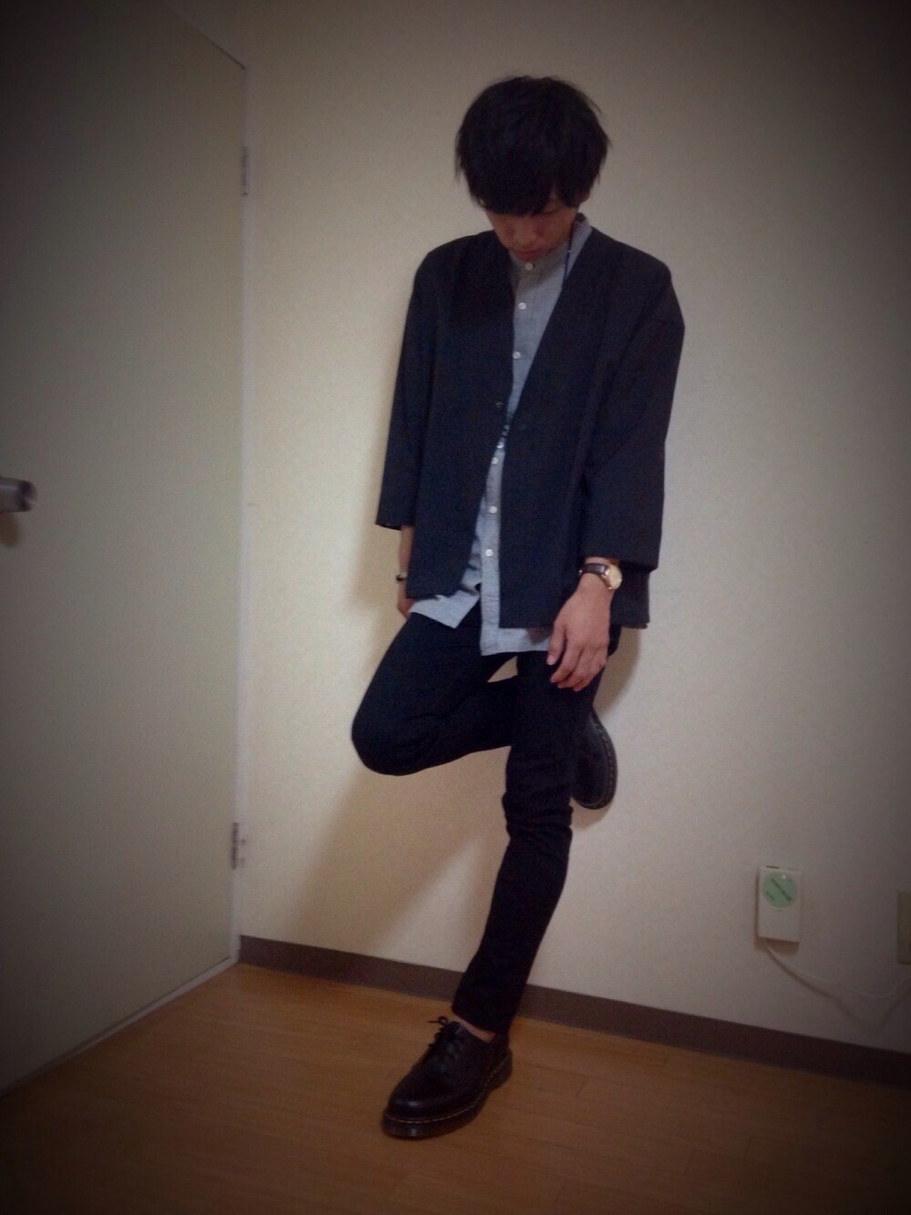 ブラック系のカーディガン/ボレロ、ブラック系のデニムパンツ、グレー系のシャツ/ブラウスを着用したメンズの夏コーディネートの1枚目の写真