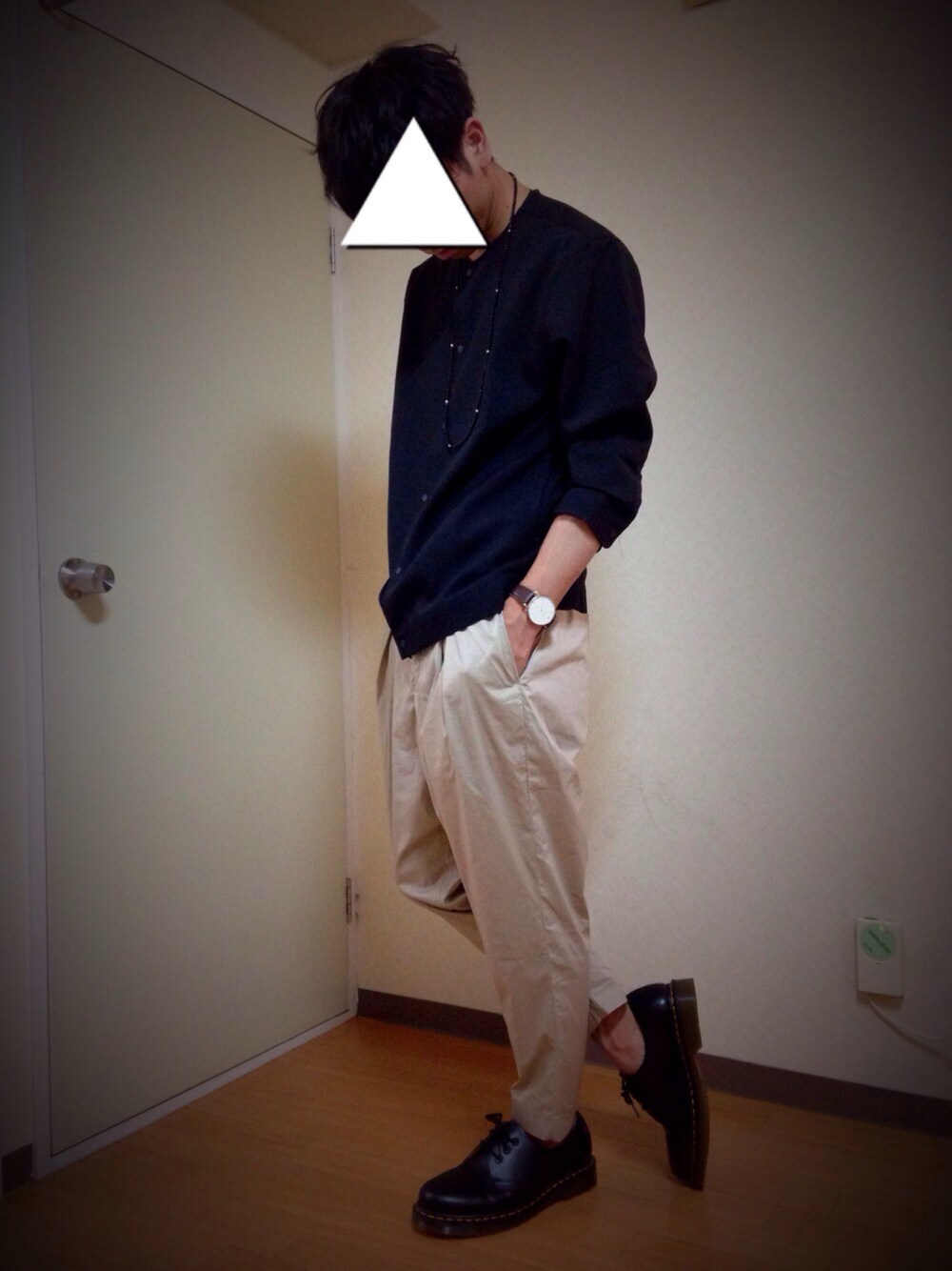 ブラック系のシャツ/ブラウス、ブラウン系のその他パンツ、ブラック系のブーツを着用したメンズの夏コーディネートの1枚目の写真