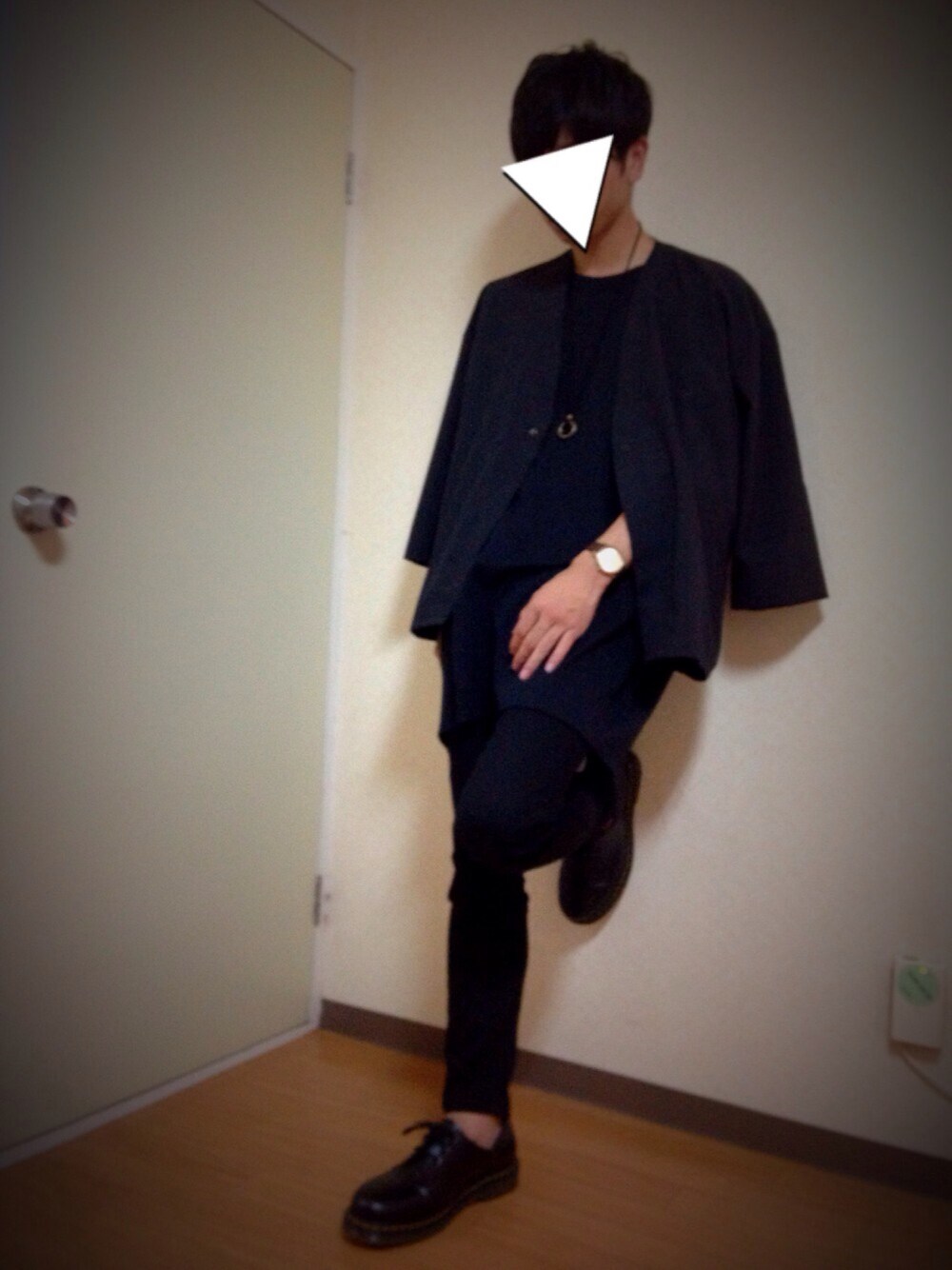 ブラック系のカーディガン/ボレロ、ブラック系のTシャツ/カットソー、ブラック系のデニムパンツを着用したメンズの夏コーディネートの1枚目の写真