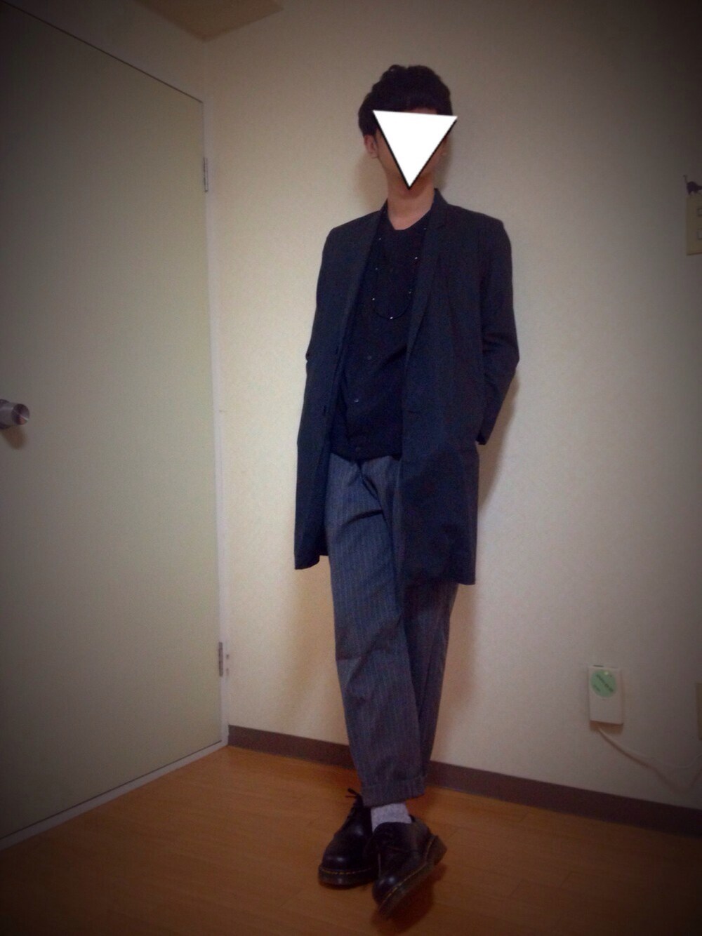 ブラック系のシャツ/ブラウス、ブラック系のシャツ/ブラウス、グレー系のスラックスを着用したメンズの夏コーディネートの1枚目の写真