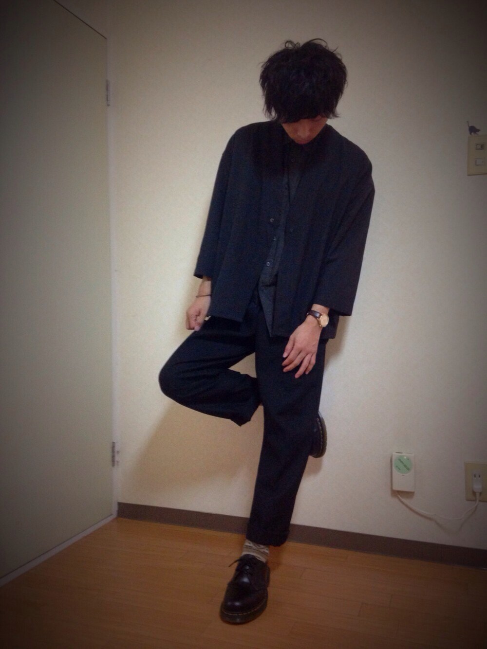 ブラック系のカーディガン/ボレロ、グレー系のシャツ/ブラウス、ブラック系のスラックスを着用したメンズの秋コーディネートの1枚目の写真