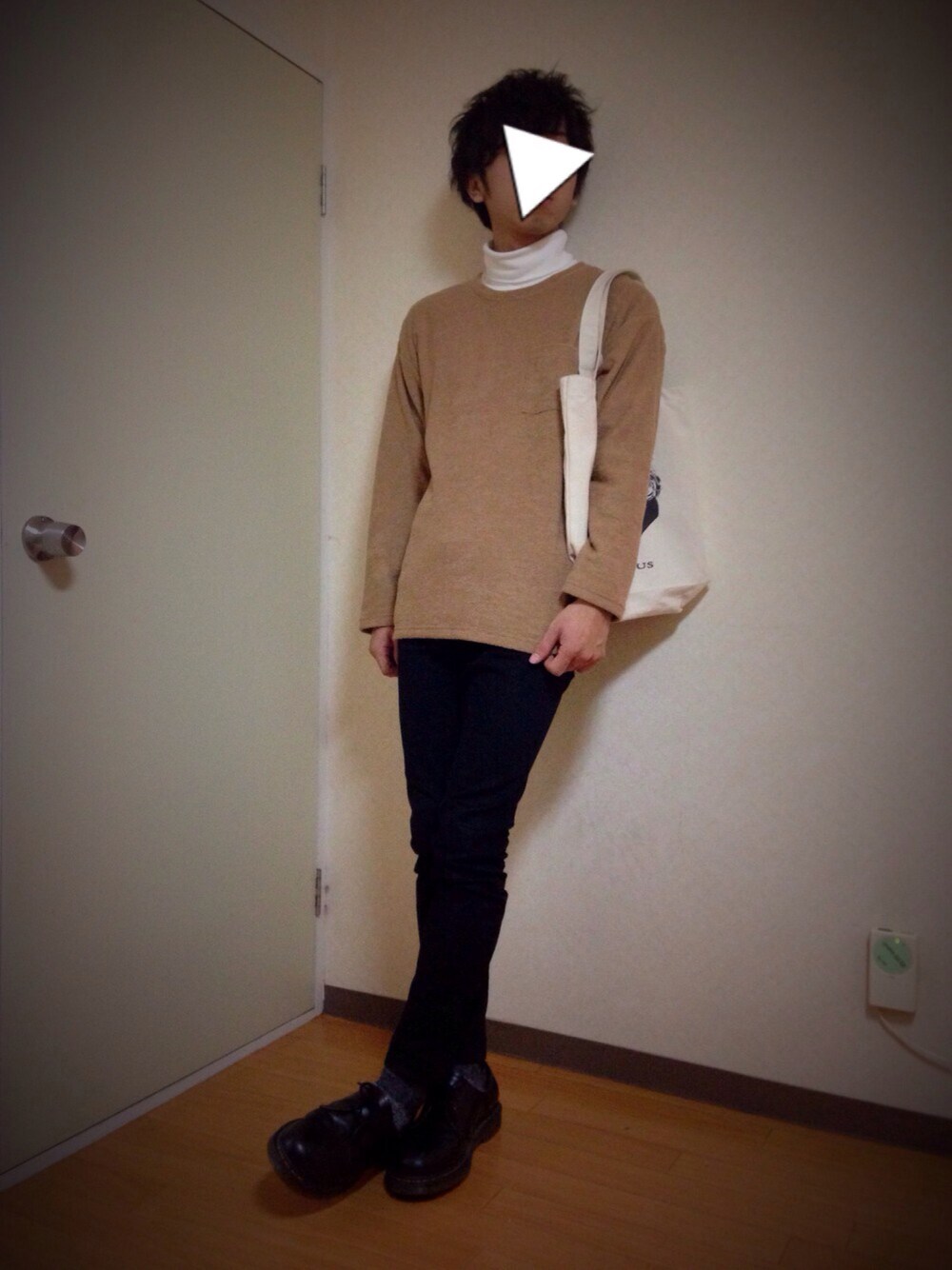 ベージュ系のTシャツ/カットソー、ホワイト系のTシャツ/カットソー、ブラック系のデニムパンツを着用したメンズの秋コーディネートの1枚目の写真