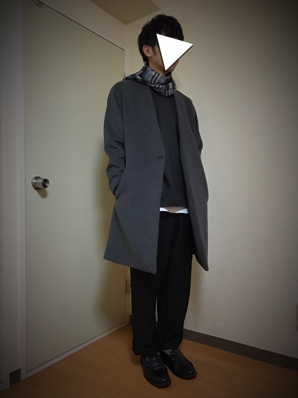 グレー系のブルゾン、ブラック系のシャツ/ブラウス、ブラック系のスラックスを着用したメンズの冬コーディネートの1枚目の写真