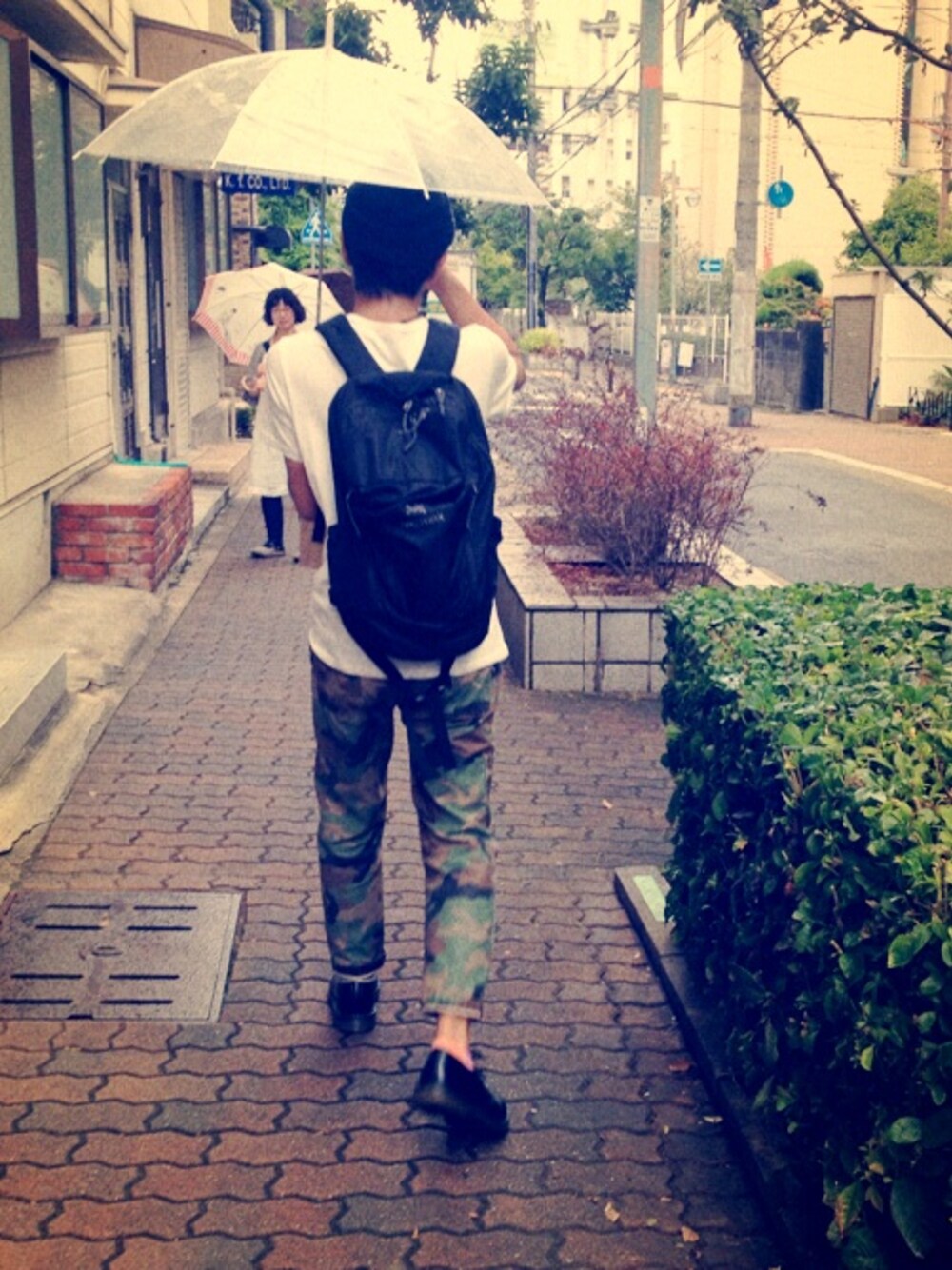 「Dr.Martens、カモフラパンツ、ARC'TERYX、DOORS、白Tシャツ、BEAUTY & YOUTH、半袖シャツ」｜「BEAMS BOYのARC'TERYX / “MANTIS 26”（バックパック/リュック、ブラック系）」を使った、祐介さん（メンズ・171cm）の春コーディネートの1枚目の写真