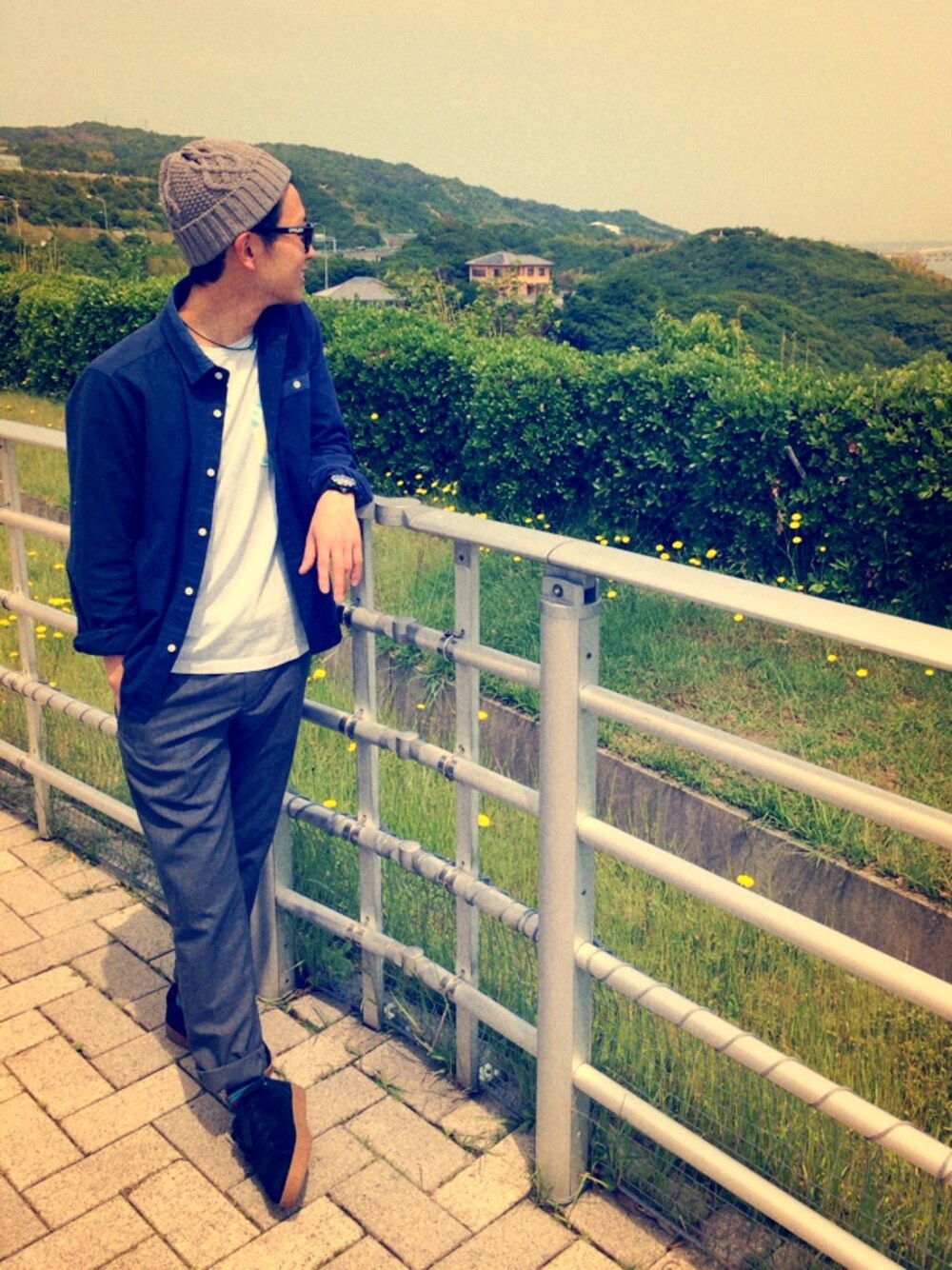 「CA4LA、ARC'TERYX、丸メガネ、DOORS、URBAN RESEARCH、白Tシャツ、LUMINOX」｜「LUMINOXのLUMINOX　3051（アナログ腕時計、ブラック系）」を使った、祐介さん（メンズ・171cm）の春コーディネートの1枚目の写真