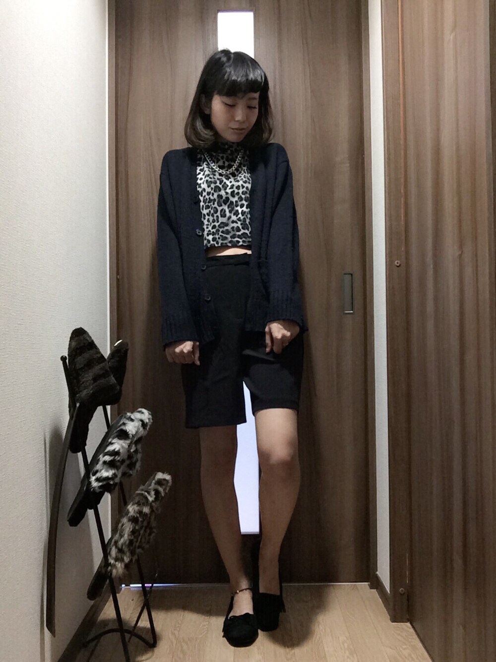 「ヘソだし、ハイネック、短パン、モカシン」｜「GAL FITのアイテム（Tシャツ/カットソー、グレー系）」を使った、CHIKAI💋さん（レディース・163cm）の秋コーディネートの1枚目の写真