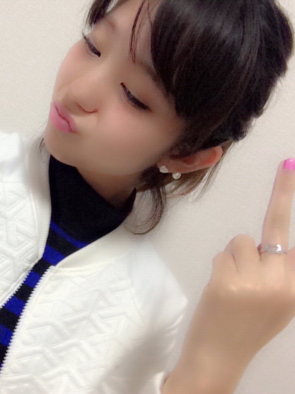 「休日、ホワイト、ピンクリップ、ポニーテール」｜「GAL FITのアイテム（ニット/セーター、ブルー系）」を使った、CHIKAI💋さん（レディース・163cm）の秋コーディネートの1枚目の写真