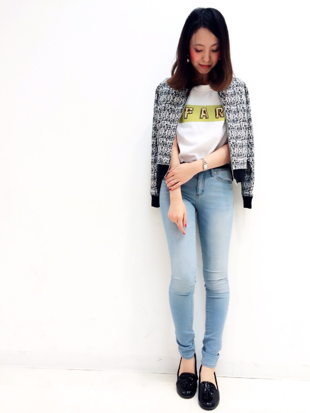 「お仕事コーデ、お仕事スタイル、ブルゾン、スキニーパンツ、デニムルック」｜「GUのグラフィックT（Tシャツ/カットソー、ホワイト系）」を使った、CHIKAI💋さん（レディース・163cm）の冬コーディネートの1枚目の写真