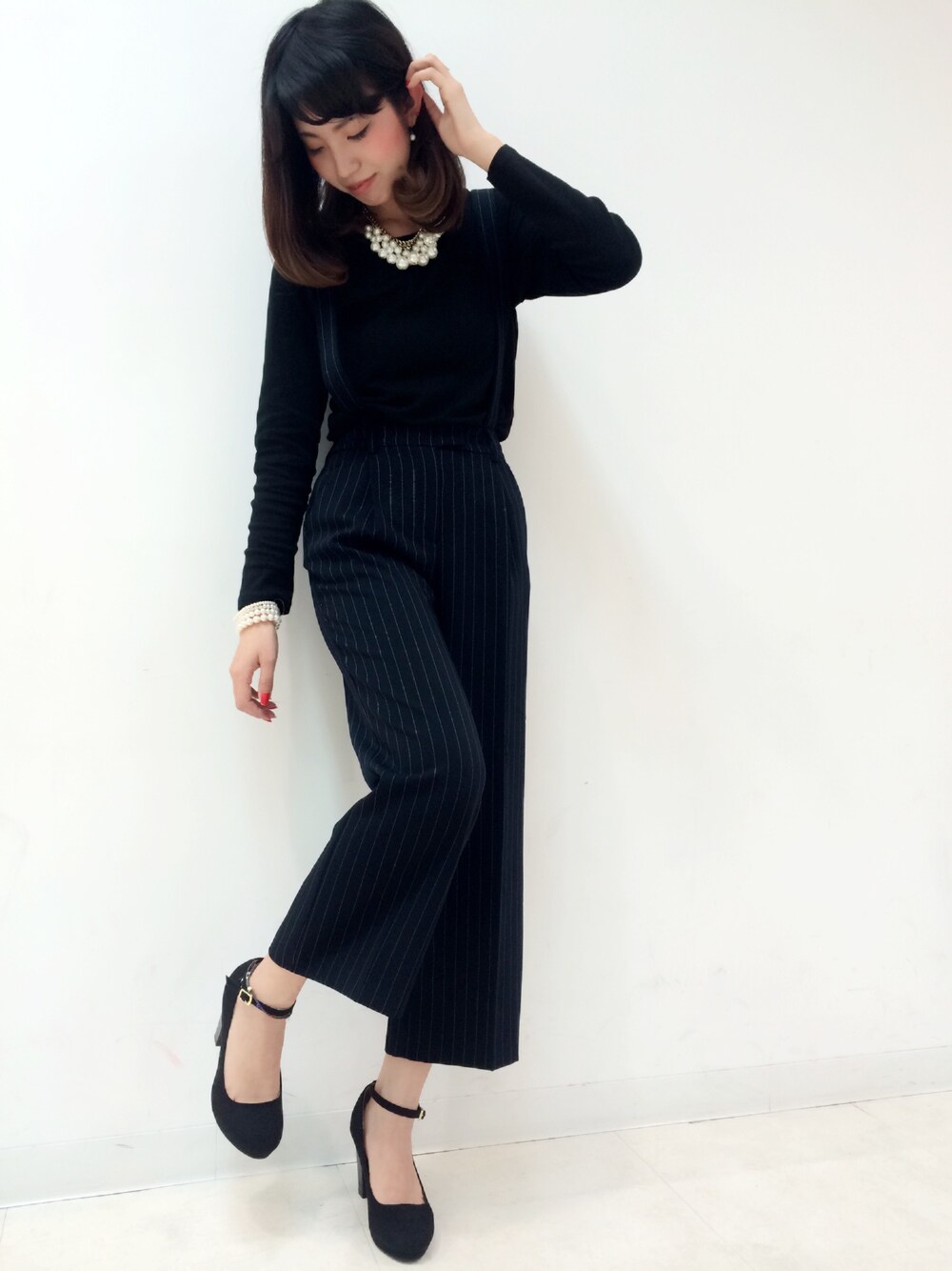 「お仕事コーデ、お仕事スタイル、ワイドパンツ、モノトーン、モノトーンコーデ、パールアクセ」｜「GUのクルーネックT（Tシャツ/カットソー、ブラック系）」を使った、CHIKAI💋さん（レディース・163cm）の冬コーディネートの1枚目の写真